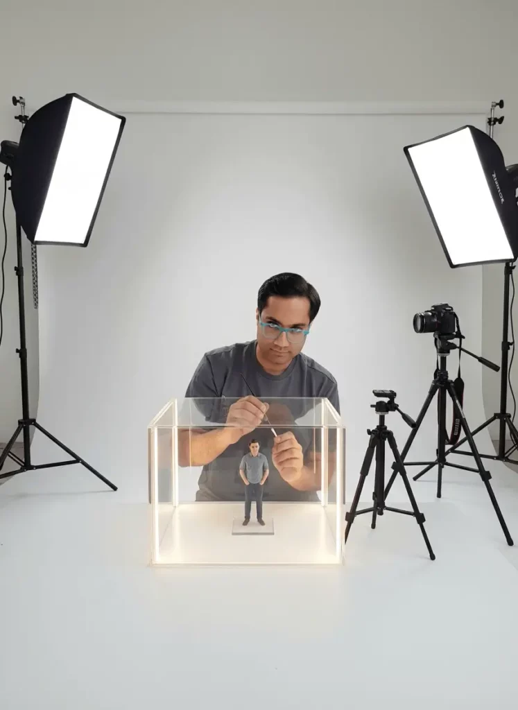  فرآیند ساخت اکشن فیگور با هوش مصنوعی در یک استودیوی عکاسی و قرار دادن آن در لایت‌باکس.