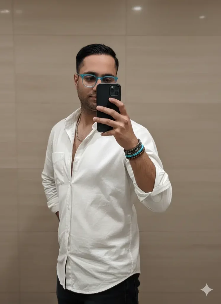 ساخت عکس پروفایل مردانه با هوش مصنوعی، سبک سلفی آینه‌ای با پیراهن سفید.