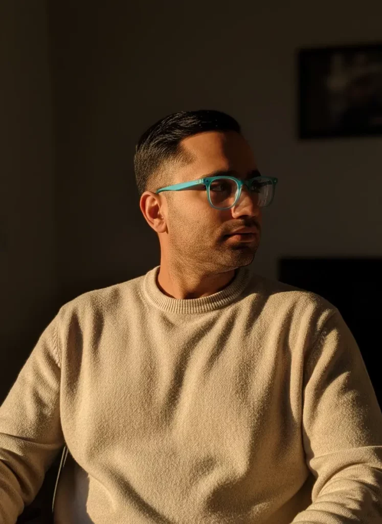 پرتره کلوزآپ سینمایی با نور گلدن آور ساخته شده با هوش مصنوعی