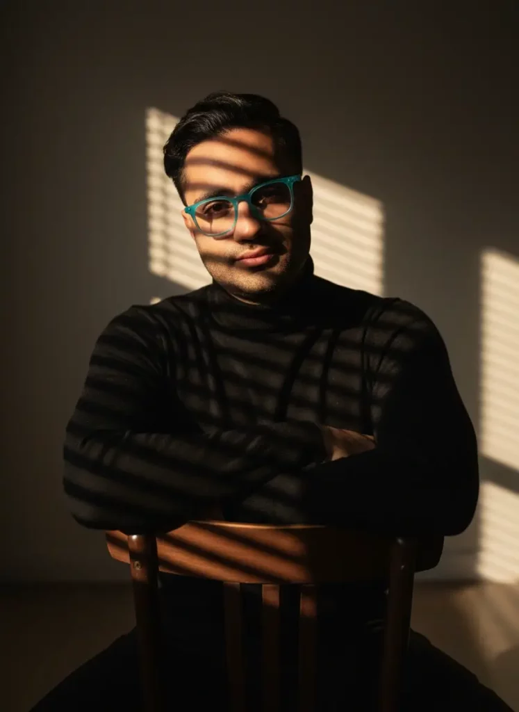 نمونه عکس ساخته شده با هوش مصنوعی: پرتره سینمایی مرد با نورپردازی دراماتیک