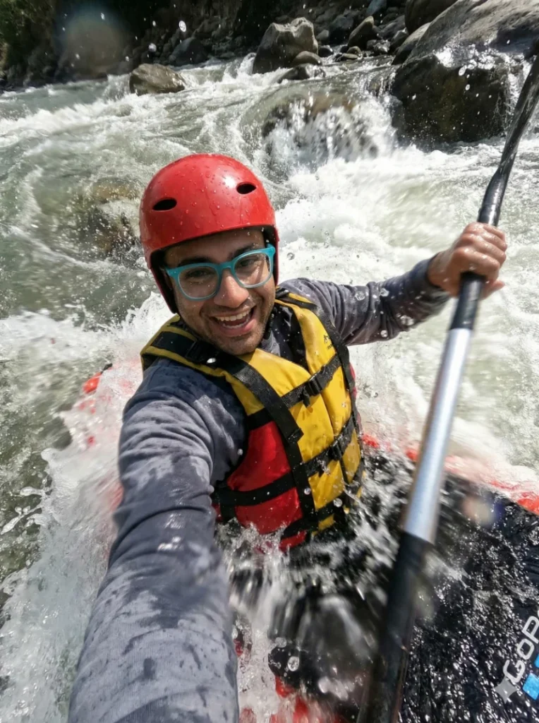 پرامپت عکس ورزشی کایاکسواری حرفهای در امواج خروشان رودخانه