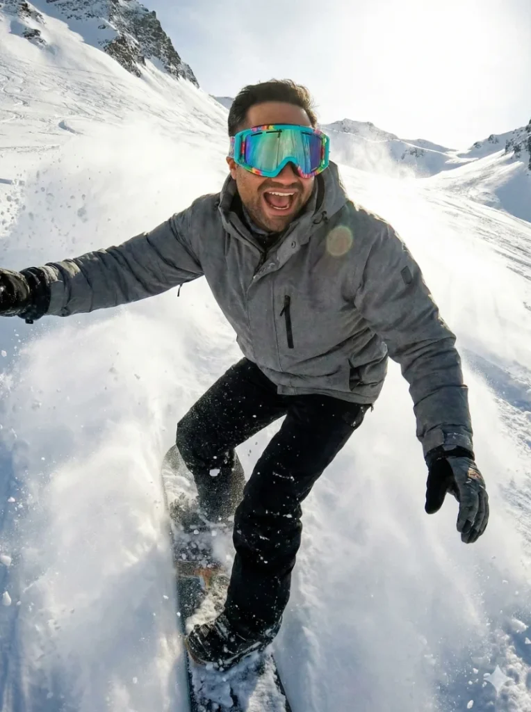 نتیجه پرامپت عکس ورزشی اسنوبرد روی برف پودری کوهستان